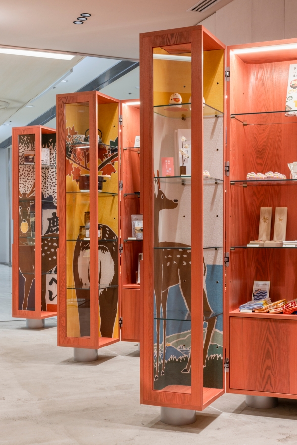 九谷焼窯元が描き下ろした奈良の鹿のグラフィック