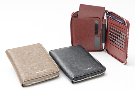 【SPツールコンテスト準大賞】 出展社名    （株）アドコーポレーション 商品名    コンパクト パスポートケース 商品の特徴    コンパクトなパスポートケースなのにボーディング‐チケットも収まるパスポートケースです。カードポケット10個、外側背面にファスナーポケット１ヶ、ペン差しループ付きです