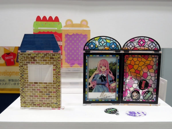 モノファクトリーの「チェキのおうち」は、組立簡単！屋根パーツは好きな形で作成可能！台座は連携仕様