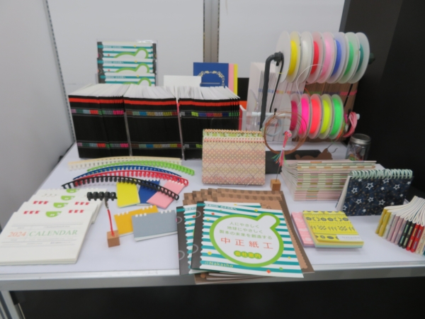 中正紙工は、人と自然にやさしい金属を使用していないペーパーリング製本。分別廃棄の必要がなく、独創的でデザイン性の高い形状から、カレンダー、ノート、パンフレット、POPアイテムとしても好評