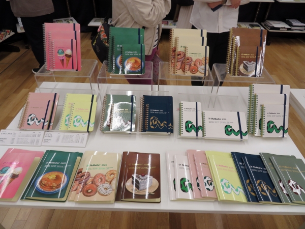 1960年代以前の雑誌広告をイメージし、デザインしたロルバーン ダイアリー。2025年の干支を配したロルバーン ダイアリー