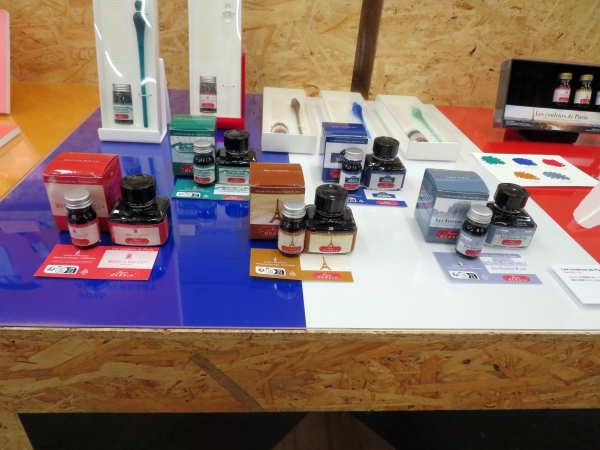 エルバン社創業の地、パリをテーマにした新コレクション「Parisカラーズ」。特別に開発された5色のインク。エッフェル塔、ヴェルリ通り、パリ・メトロ、ムーラン・ルージュ、パリの屋根