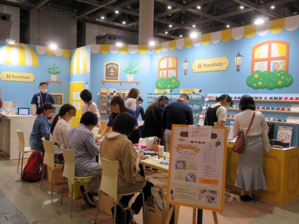 シヤチハタブースでは、自分で作るスタンプパッド「いろづくり」を使用したピローボックス作り体験が楽しめます