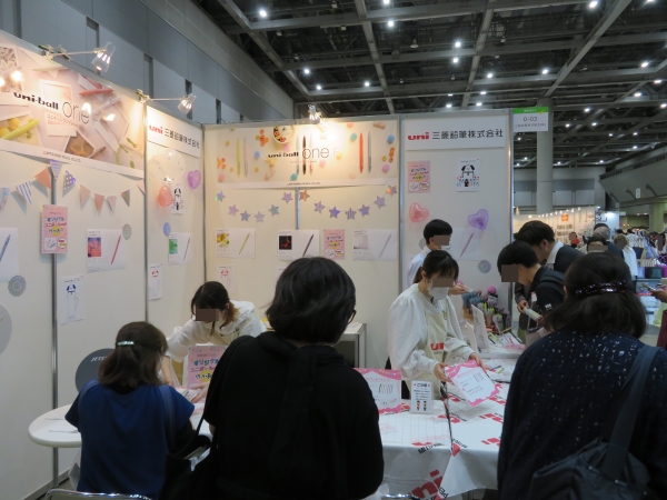 自分だけのオリジナル。ゲルインクボールペンuni-ball oneFでチャーム付きボールペンの作成　三菱鉛筆東京販売