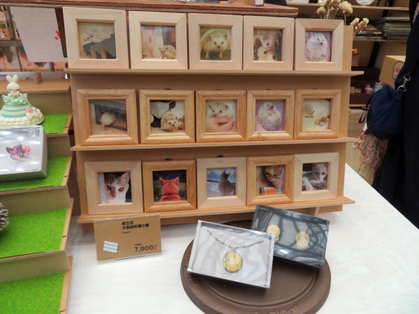 ORIGINAL WORKS「組立式木製傾斜飾り棚」。あなたの作品を引き立てる傾斜付きのみやすい角度。イラストなどの作品展示にもピッタリ