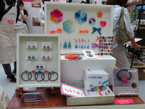 Serendipity〈セレンディピティ 〉として活動されているminneで大人気のアクセサリー作家、藤原夏妃さんを講師にお迎えしたワークショップ「アルコールインクアートで作るアクセサリー」。イヤリングに仕上げてお持ち帰りできます　G－Too 　