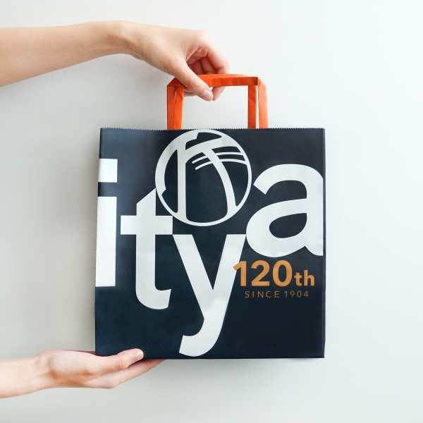 120周年特別デザインの手提げ袋。