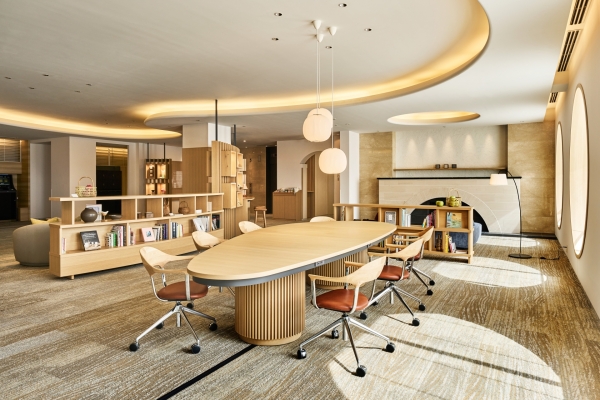 【納入事例／リッチモンド青森】宿泊者に向けたミーティング＆ワークスペース