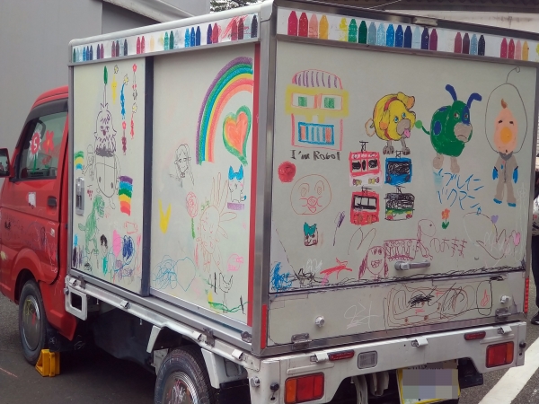 ガラスなどつるつるした面になめらかに描いて水で消すことのできる「キットパス」で自由に楽がきできるのが「キットパス号」