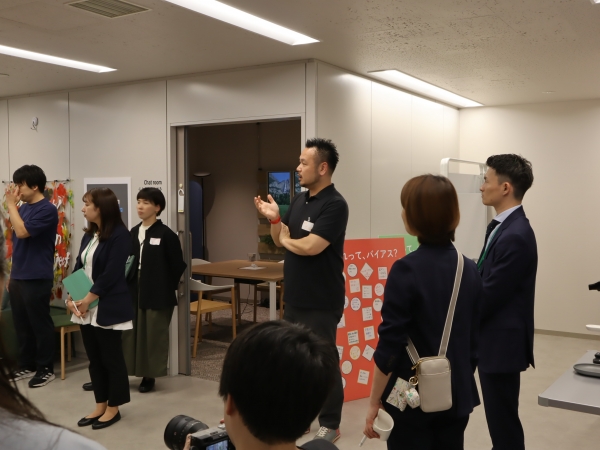 オフィスツアーをする様子