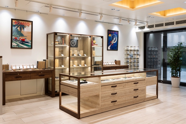〈ROMEO〉の世界観が広がる 銀座 伊東屋　本店 K.Itoya 1階にもぜひお立ち寄りください。