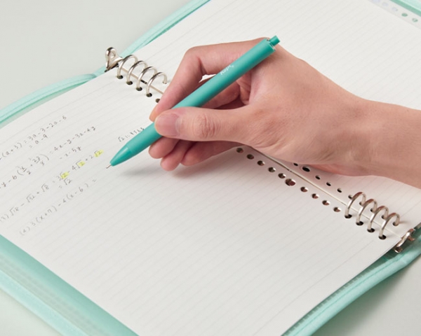 センターリングなしで書きやすい （丈夫な金属リング）