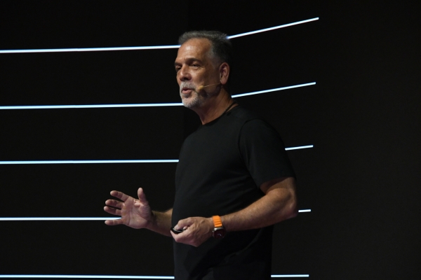 登壇者（チャールズ・ブラウン氏）のトークの様子（写真提供：TEDxKeioU実行委員会）