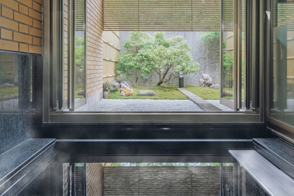 貸切風呂の大きな窓が開閉式にリニューアル