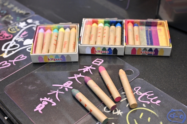 窓やガラスなどつるつるしたところに書くことができます