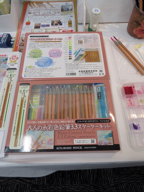 第33回日本文具大賞2024 サステナブル部門 優秀賞！北星鉛筆「大人の水彩色鉛筆3.3スターターキット　ゼロダストペンシル」。木を削らずゴミが出ない新しい水彩色鉛筆。芯の出し入れが自由自在そのまま描くだけじゃなく絵の具としても使いやすく、芯の削りカスや短くなった芯も絵の具として無駄なく全て使える世界初のゼロダストペンシル