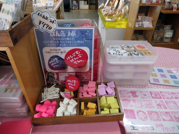 【はん缶ラボ】 けしごむ・はんこ・てん特製、可愛いプチ缶に、すきな色のカラコレを詰めて（60グラムまで）。自分だけのはん缶を作ってね。けしごむ・はんこ・てんのお土産にも最適