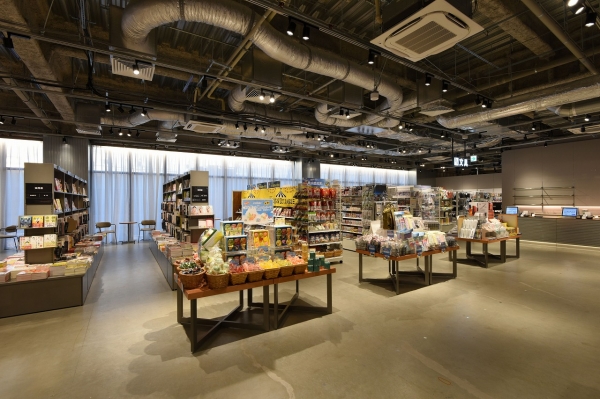 幅広い品ぞろえの文具売場