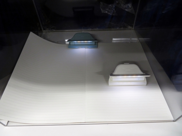 LEDが内蔵されている光るクリップ。本の上部に挟んでページをてらしてくれるので、深夜の読書や暗い場所での勉強などに最適「ひかるクリップterasuno（テラスノ）」11月発売