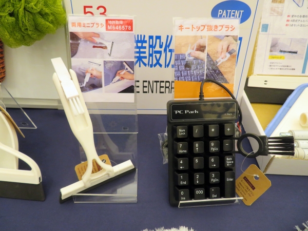 写真）両用ミニブラシ と　キーボード掃除用キートップ抜きブラシ。キッチン掃除、掃除ブラシ、はたき、回転モップを展開　ROCK TONE ENTERPRISE CO.,LTD