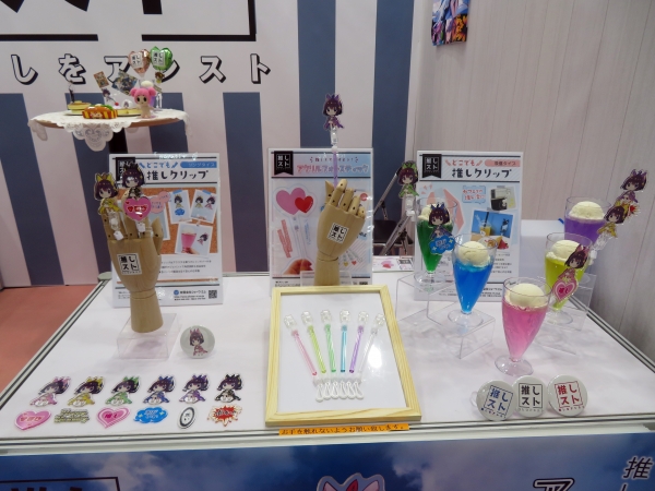 推しと出かけよう！推しストシリーズ「アクリル フォト スティック」2箇所のジョイントで角度調整が可能！ラバー付きのクリップにアクスタを挟むだけ。カラー展開は6色！ショーワ・エム