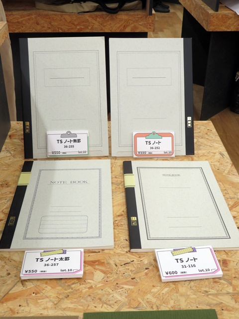 昭和 28 年の発売当時のデザインそのままに、 60 年たった今もなお根強い支持を得ているノートです。 その理由は「OK フールス紙」。 万年筆でも鉛筆でも、その書き味の良さが忘れられません。「TS ノート」 MDSオリジナル商品