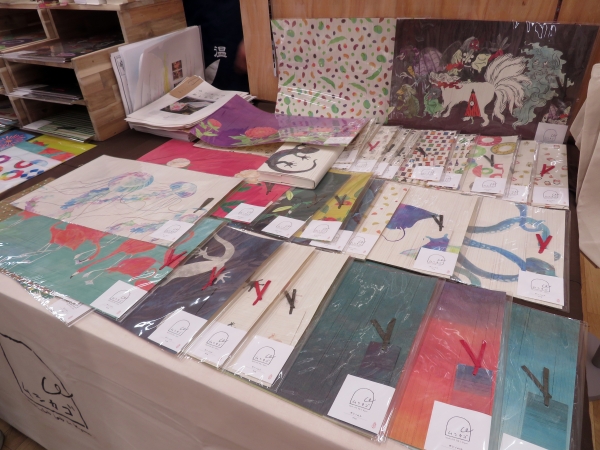 和詩倶楽部にて人気の「書包み」を、ムシカゴから、若手デザイナーが描いた絵柄をのせてお届け。「紗紙」という糸を織り込んだ襖紙を使用しているから、とても丈夫。くしゃっと揉み込むと独特の風合いが愉しめます「ホンノムシ」（トライアル出展）