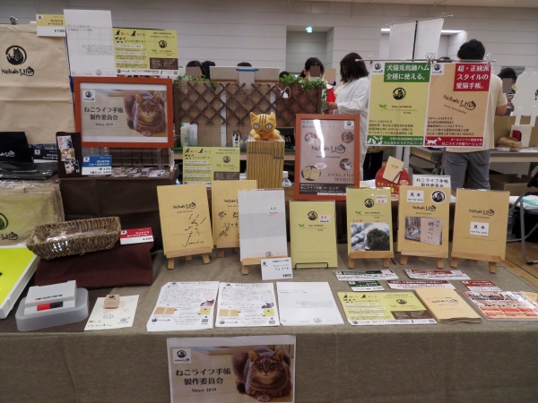 愛猫手帳は何年も、十何年も、何十年も使っていくものだと思っています。愛猫の終生までお世話を続け、来世に見送るという「人間＝飼い主の役目」を果たすためのツール。だから「ねこライフ手帳」は、書き手であるあなたの喜怒哀楽をカタチにしてもらいやすい構成に仕上げました。ねこライフ手帳製作委員会