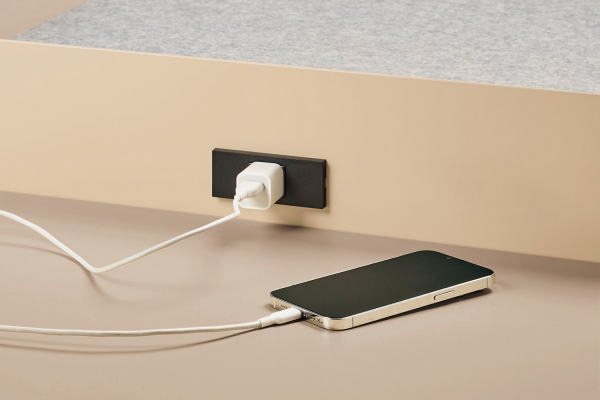 モバイル機器の充電に便利な1口コンセントは、4面に装備しています。  ※コンセント付のみ