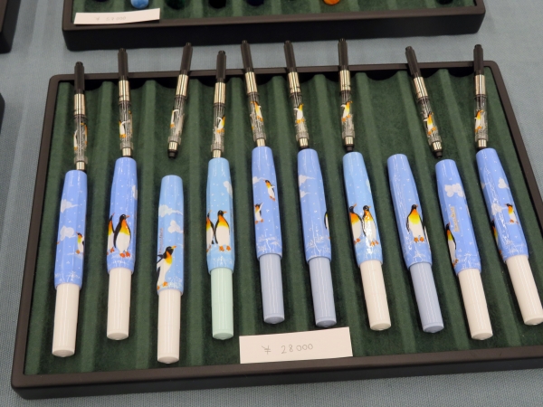 トルコのイスタンブールにある小さな工房では、Kaweco・Studio TWSBI・Nahvalurなどの万年筆に、ハンドペインティングを施しています。Rose Studio 2019