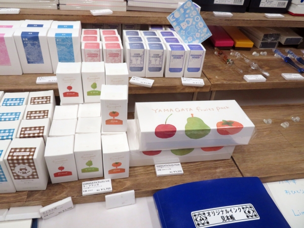 「くだもの王国」の山形。旬の果物の鮮やかで優しい色彩を、そのままインクにしました。八文字屋 オリジナル インク「YAMAGATA fruits pack」