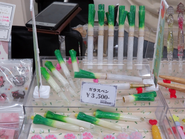 マナベケイコのおかしな文具店の 「万葱筆」。1本、1本手作りで、葱の傷み具合も、ところどころ色を変えて表現しているので、じっくり見てね