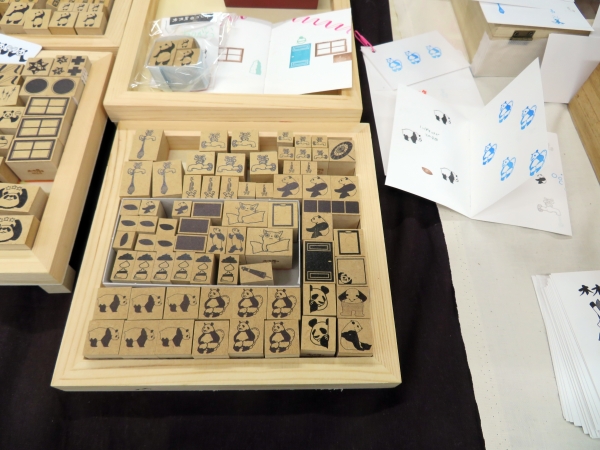 消しゴムはんこ作家の木木屋さんのイベントバージョン「パンダ はんこ」。トイレ中のパンダが何ともいえない！