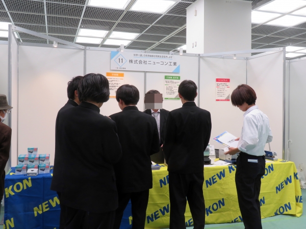ニューコン工業の ひと目でわかる穴ＬＯＧ（アナログ）加工ができる製品に 学生達も興味津々