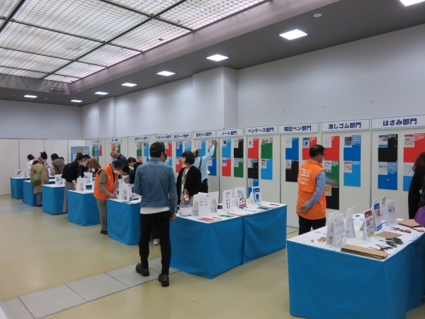 ぶんぐガチンコ対決に投票する来場者