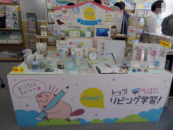 子どもがリビングやダイニングといった両親の「目の届くところで、しっかり集中して勉強して欲しい」という「リビング学習」のニーズに応えた商品を数々開発