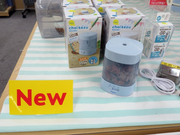 3段階 芯先調整、USB給電・乾電池2本の2WAY、フタを開ける時は動かない安全設計、高耐久タングステン鋼1枚刃仕様。電動鉛筆削り「ちょいケズ 電動鉛筆削り 芯先調整付 乾電池・USB両対応 リビガク」（ホワイト・ブルー）2月発売