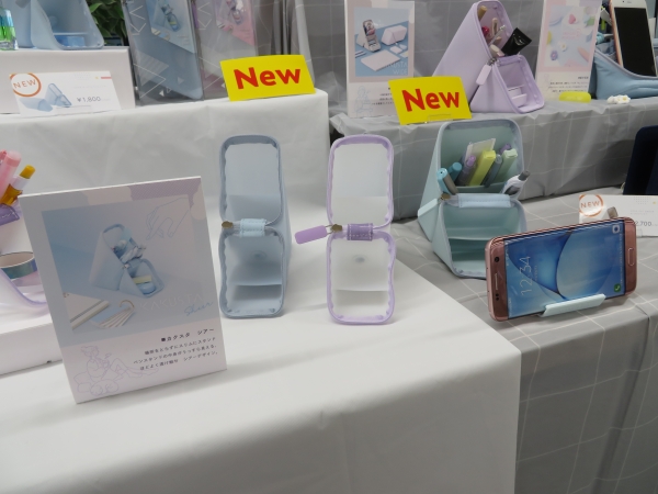 ほどよく透け感のシアー登場！60度の仕切りでペンが埋もれないから見つけやすい＆取り出しやすい。勉強や仕事の時間効率アップ「カクタス ワイド＆シアー」（ブルー・ホワイト）2月発売