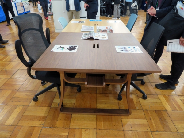フリーアドレス化した社内に「木製ワークデスク」提案。デスクの足にも注目！弘益