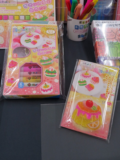 塗るだけ簡単！ステンドグラスのようなオーナメントが手軽に作れるキット～クリアカラー絵の具「グラスデコ オーナメントセット」『スイーツ2』ヤマト