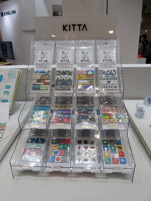 「KITTA(キッタ)」は、マスキングテープがロール形状でかさばってしまい、複数のテープを同時に持ち歩きづらいといった不満点に着目して開発された、新しい形のマスキングテープ　キングジム