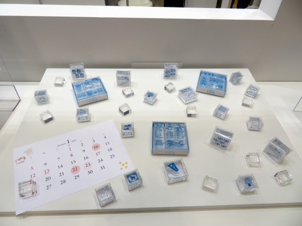 全てのパーツが透明素材で作られていて、捺す位置を細かく調整できる透明スタンプ「氷印（こおりじるし）」キングジム
