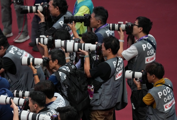 決定的瞬間を狙うフォトグラファー