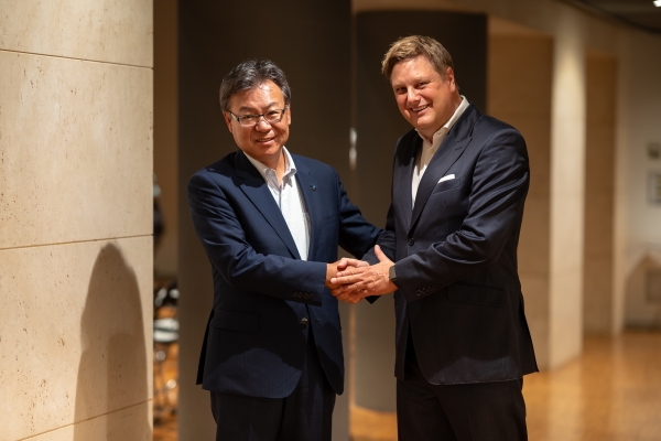 &lt;左&gt; キッズデザイン協議会 会長 坂井 和則　&lt;右&gt; iF International Forum Design GmbH CEO Uwe Cremering 
