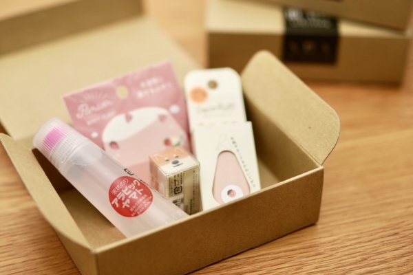 お届けする「文具のプチギフト」の内容例（内容はシーズンによって異なります）