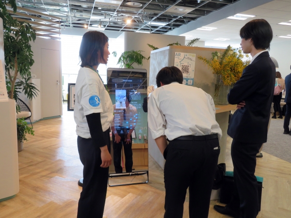 日本初のAIを搭載したミラー型のデバイスを使った次世代のフィットネスサービス「MIRROR　FIT.」。タッチパネルで直感的に操作できる革新的なスマートミラーです。 映し出されるレッスンと鏡を同時に見ながら、理想的なフィットネス体験をあなたに提供