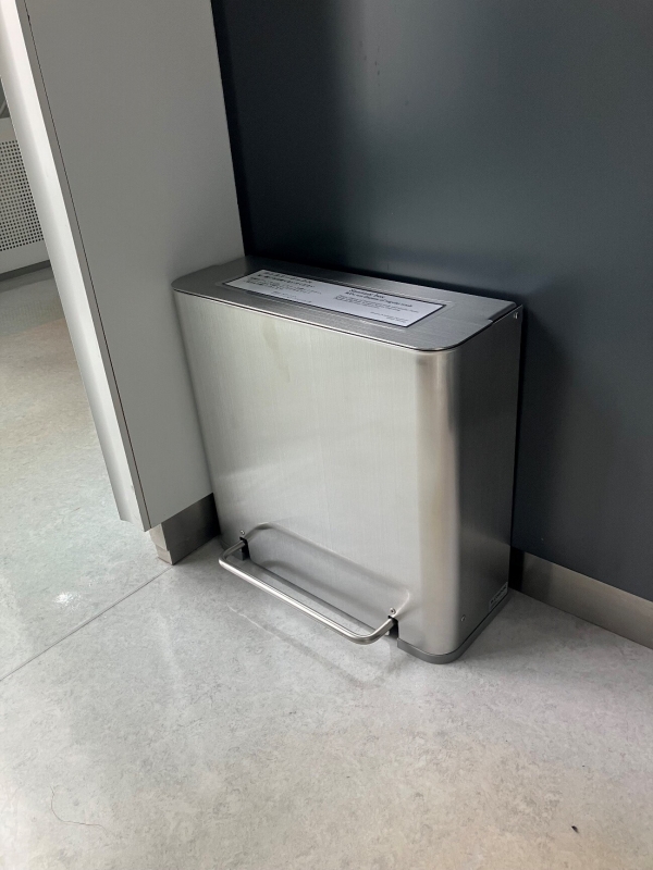 男性トイレ個室のサニタリーボックス