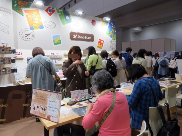 濃色の紙にも鮮明に発色するスモーキーなペールカラーのスタンプパッド「ベルクルール」を使ったデコレーションワークショップ　シヤチハタ
