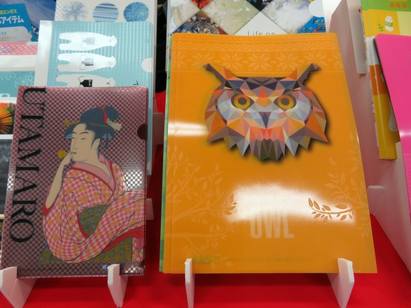 疑似エンボス印刷で、今までにない表現が可能に！1つの印刷機で完結する擬似エンボス印刷は、圧倒的なコストパフォーマンスと短納期を実現し、差別化を望まれる多くのお客様に選ばれています。PP加工よりもデザイン性が高く、カラー印刷だけの場合よりも耐久性に優れ、金箔加工やシルク印刷よりもコストパフォーマンスの良い製品です。「疑似エンボス ファイル」エムアイシーグループ
