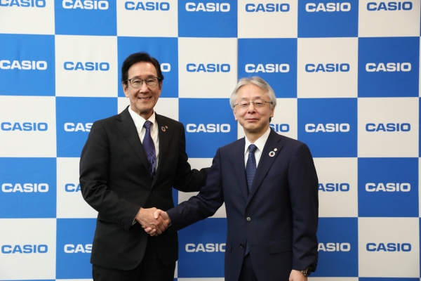 カシオ計算機次期社長に内定した高野晋常務（右）と退任する増田裕一社長